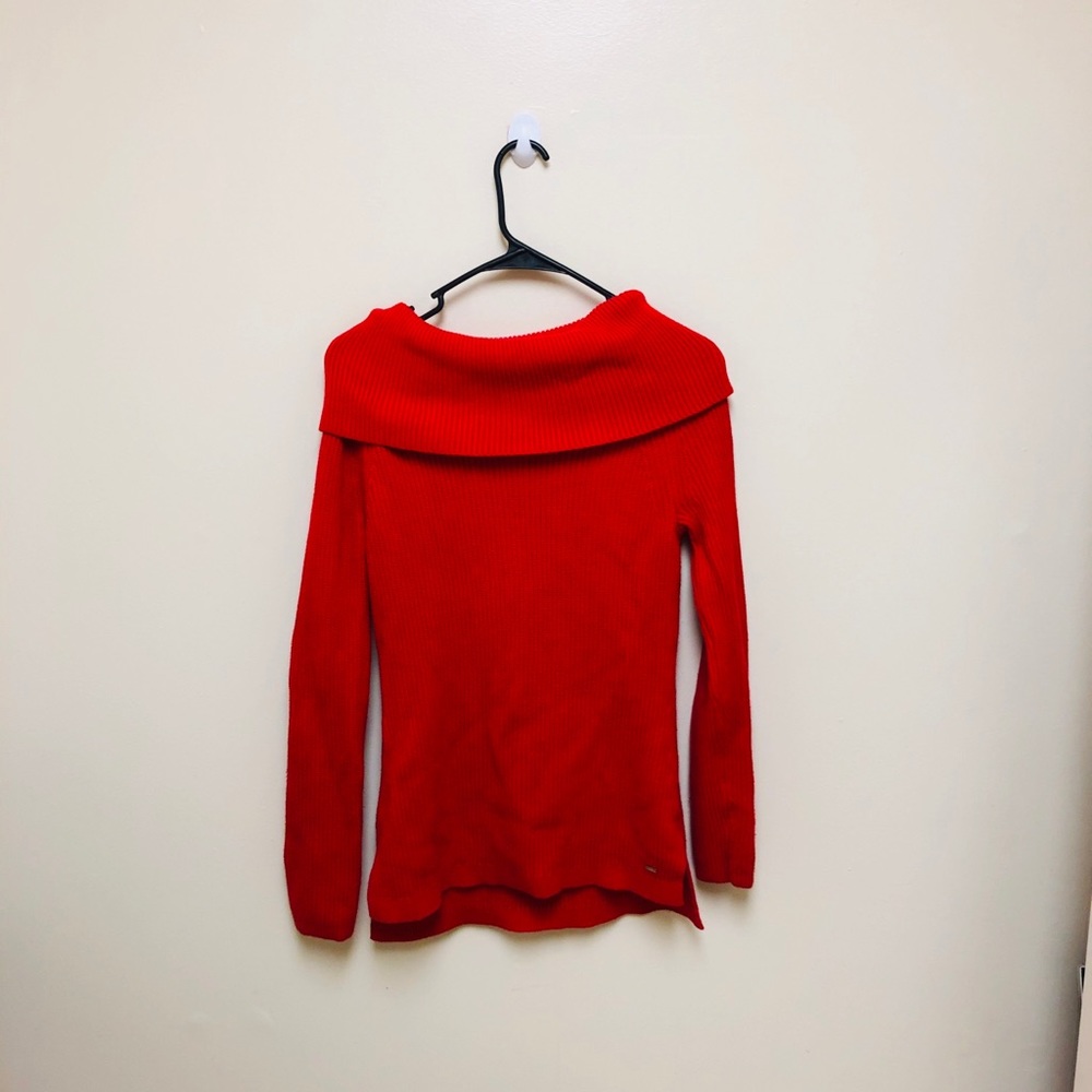 Tommy Hilfinger swearer. Red. S/P. Off shoulder